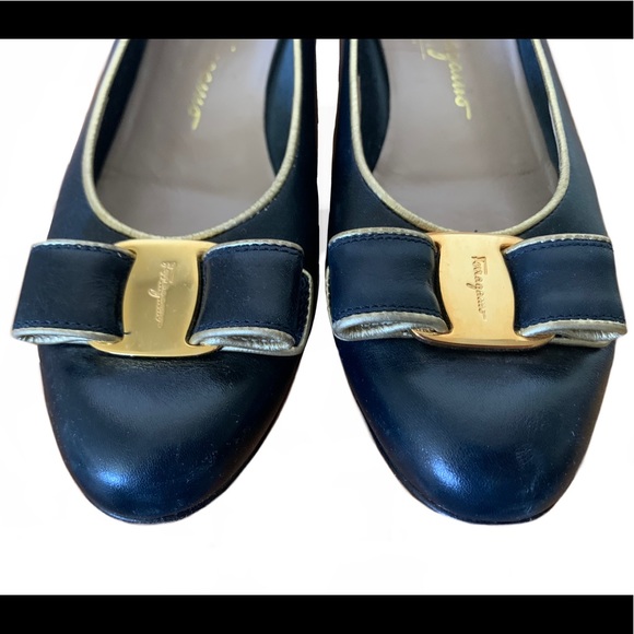 Salvatore Ferragamo Vara Bow Pump Shoes - Picture 3 of 7